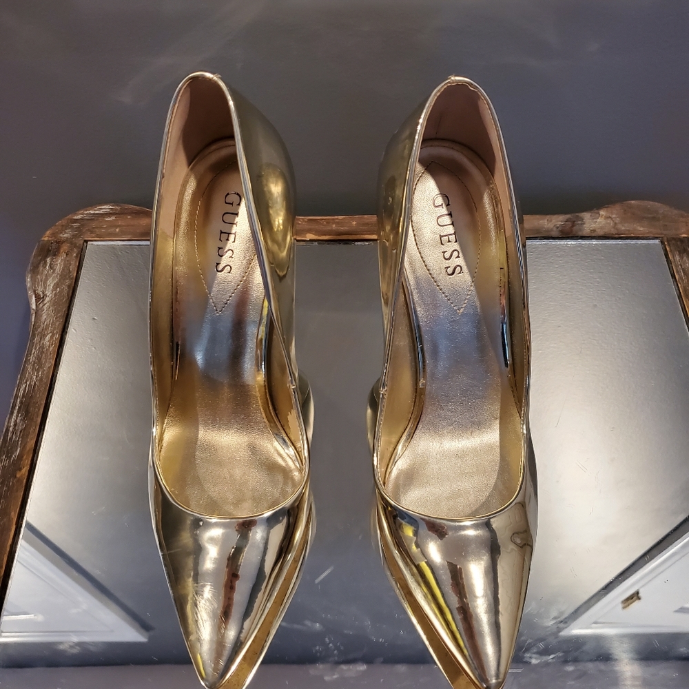 Guess pumps